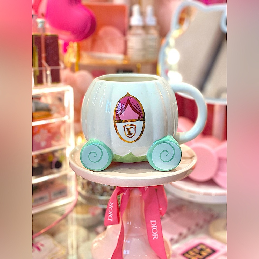 NEW BEAUTIFUL DISNEY CINDERELLA CARRIAGE MUG